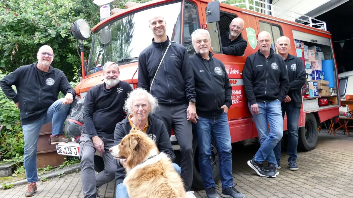 Die Helfer haben am Freitag das Feuerwehrauto auf dem Gelände der Fima Reer in Leonberg bepackt. Fünf von Ihnen fahren in die Ukraine: (v. li.)
Ralf Schröder, Stefan Armleder, Joxi Weinhardt, Tobias Mörk, Dario Reis, Rainer Mörk (im Fahrzeug), Andreas Doll und Niko Csima.