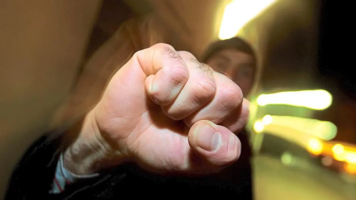 Schlägerei Streit Gewalt Faust Blaulicht Symbolfoto Schwabo LZ OV