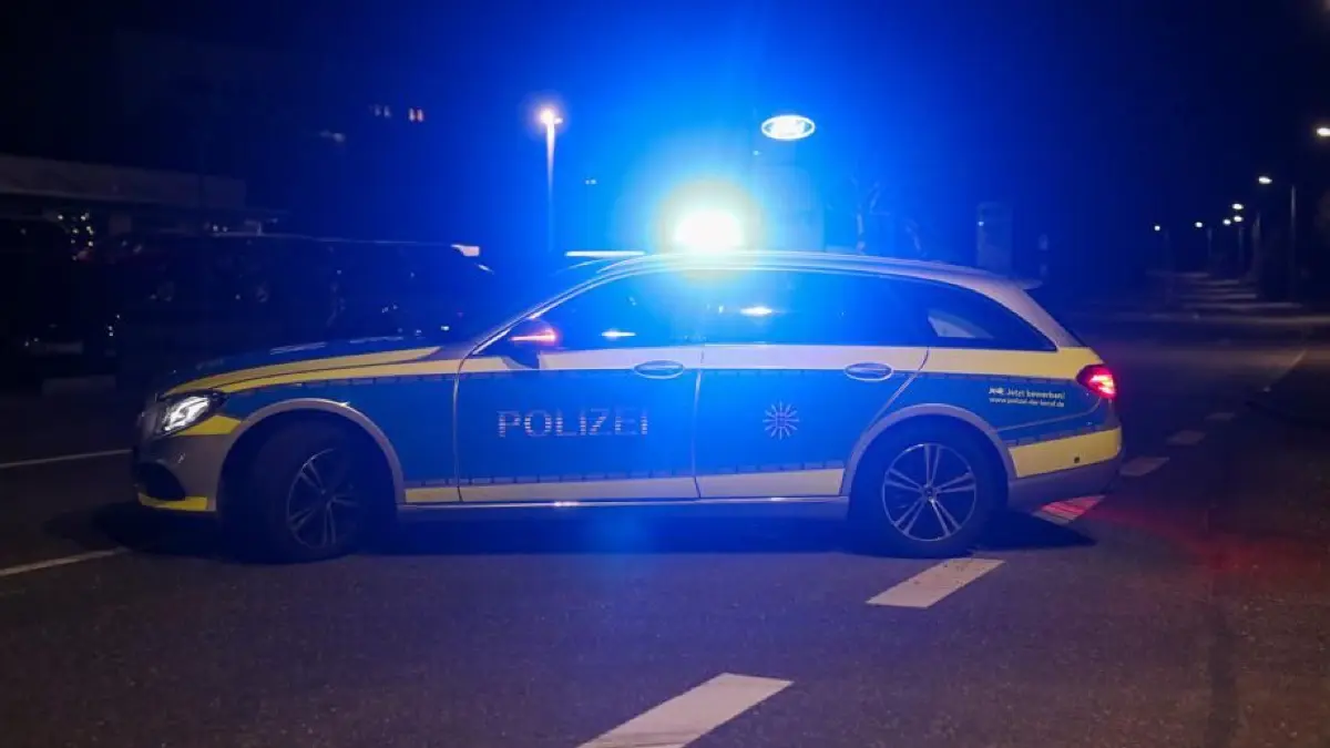 Nacht Polizeiauto Straße Blaulicht Symbolfoto Schwabo LZ OV