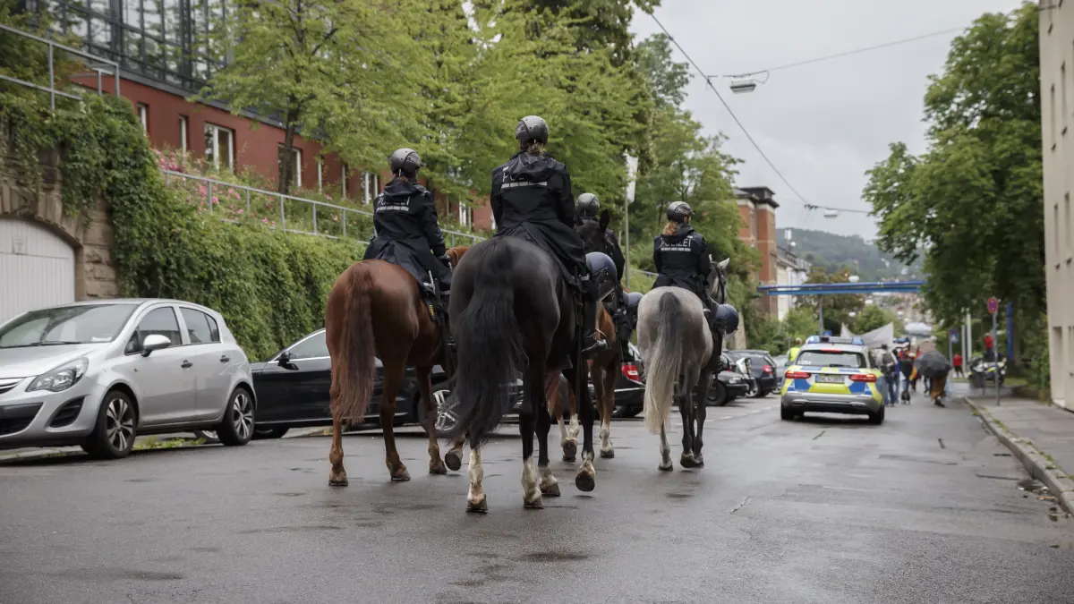 Die Demonstration laewuft durch die Werastrasse. Die Polizei folgt mit Fahrzeugen und Pferden.
Am 06.06.2020 hat eine Privatperson aus dem Kreis der "Querdenken-711" Organisatoren einen Demonstration vom Kursaal zum Karlsplatz organisiert. Es ging den Versammlungsteilnehmern um Protest gegen die Massnahmen des Landes zur Eindaemmunge von Corona.
Querdenken 711 ist eine Initiative, die auf Grund der Corona Massnahmen des Landes gegruendet wurde. In den vergangenen Wochen haben immer wieder mehrere tausend Demostanren an deren Vesammlungen teilgenommen.
