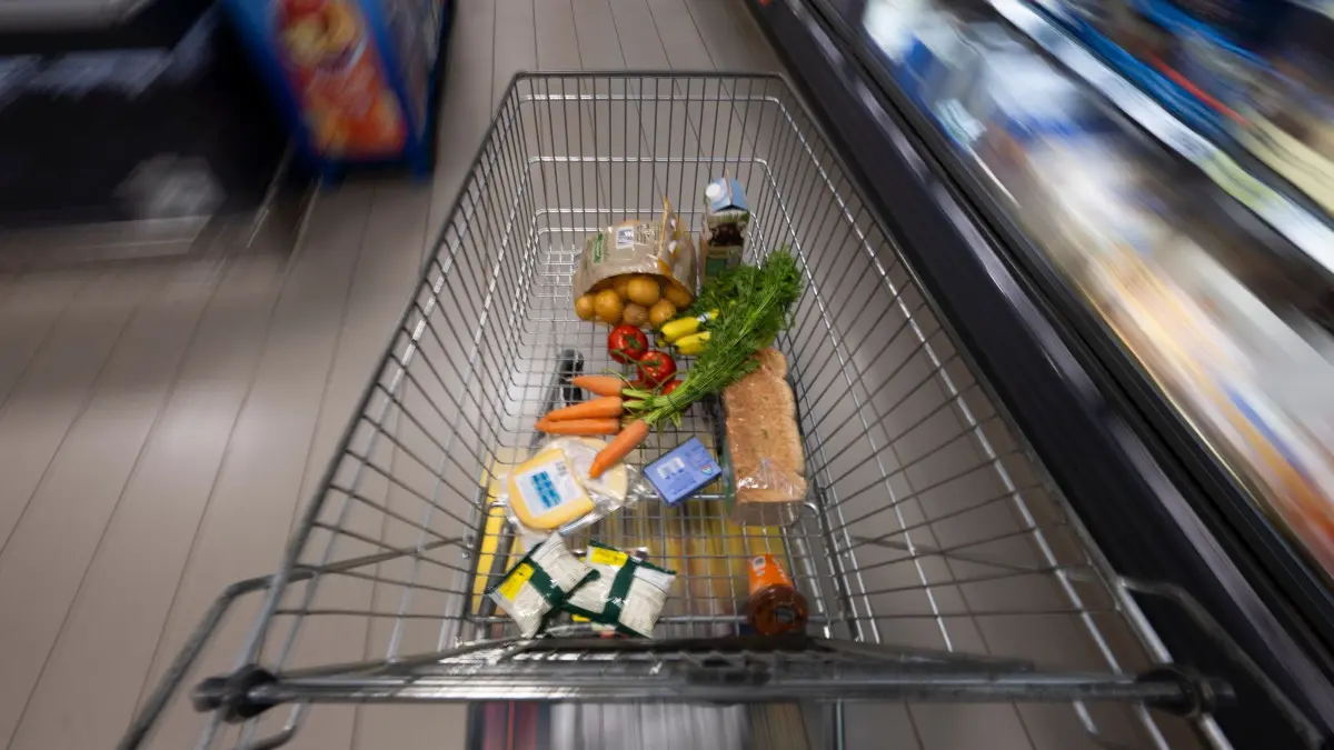 Teuerung: PRODUKTION - 12.05.2025, Mecklenburg-Vorpommern, Leezen: Ein Einkaufswagen mit Lebensmitteln fährt in einem Supermarkt. (zu dpa: «Gegen Teuerung: Athen führt Online-Preisvergleich für Alltagsgüter ein») Foto: Philip Dulian/dpa +++ dpa-Bildfunk +++