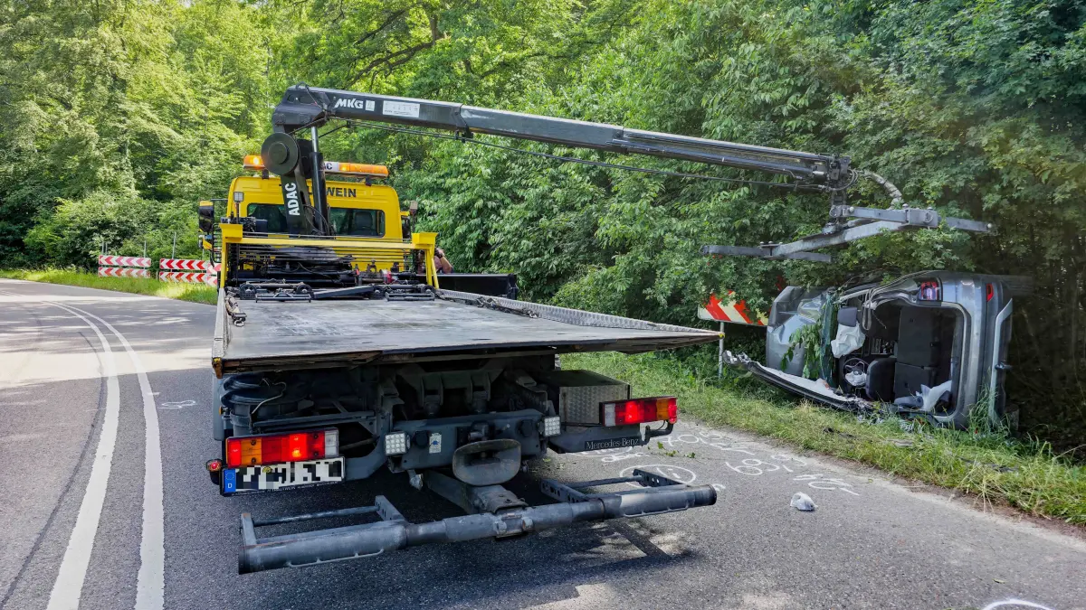 Zu einem schweren Verkehrsunfall kam es am Mittwochmittag bei Boeblingen. Wie die Feuerwehr mitteilt, befuhr der PKW die Tuebinger Strasse in Richtung der B464. Aus bislang ungeklaerter Ursache kam er in einer Linkskurve nach rechts von der Fahrbahn ab und ueberfuhr eine Verkehrszeichen ehe er im Wald auf der Seite liegend aufkam. Die Feuerwehr musste mittels schwerem Rettungsgeraet den Fahrer aus dem Fahrzeug retten. Er kam mit schweren Verletzungen in ein Krankenhaus. Die Strecke war waehrend der Unfallaufnahme und der Bergung des PKW voll gesperrt.<br />
<br />