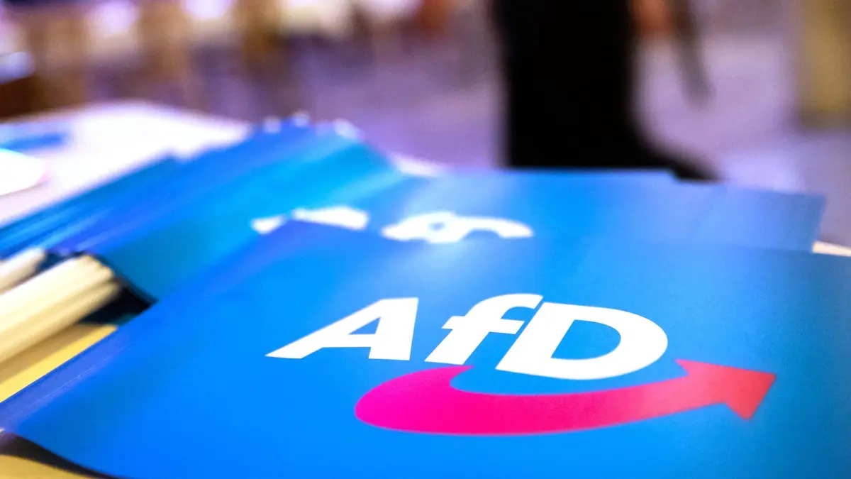 Fahne mit AfD-Logo: ARCHIV - 24.11.2018, Bayern, Greding: Fähnchen mit dem Logo der AfD liegen auf einem Tisch. (zu dpa: «AfD-Kulturreferent nach Protesten wieder abgesetzt») Foto: Daniel Karmann/dpa +++ dpa-Bildfunk +++