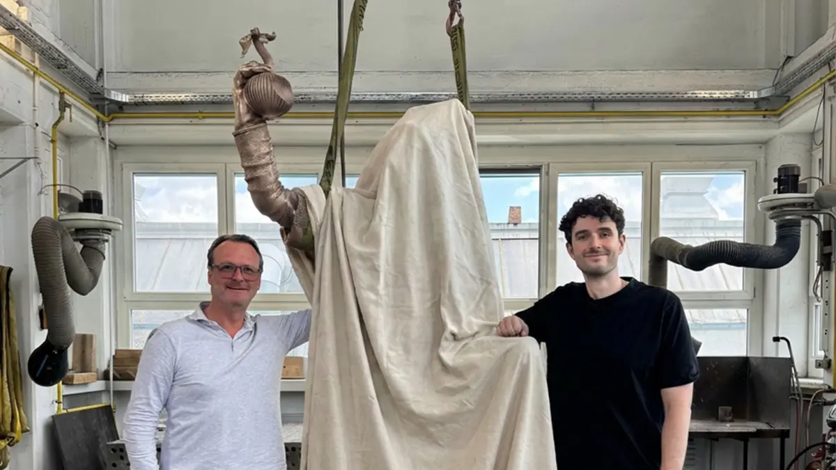 Noch bleibt er verborgen – der „Zwieblinger Teufel“ von Tim Bengel (rechts), den die Sektkellerei Kessler und ihre Gesellschafter um Christopher Baur (links) der Stadt schenken