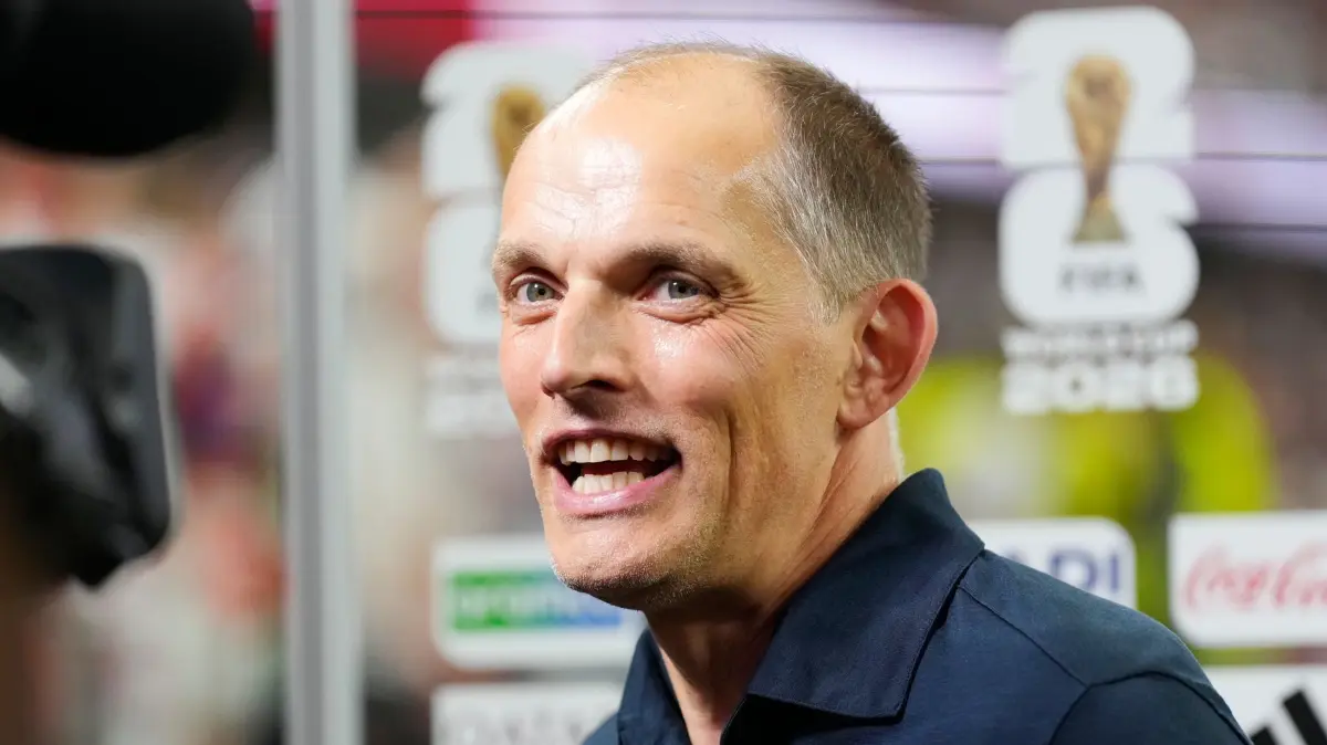 WM 2026 - England - Kroatien: 17.06.2026, USA, Arlington: Fußball, Männer: WM, England - Kroatien, Vorrunde, Gruppe L, 1. Spieltag, Dallas-Stadion. Der englische Nationaltrainer Thomas Tuchel spricht mit Medienvertretern. Foto: Tony Gutierrez/AP/dpa +++ dpa-Bildfunk +++