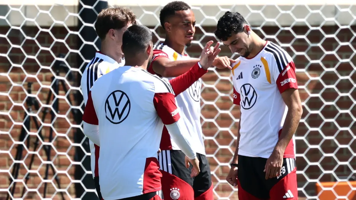 WM 2026 - Deutschland Training: 17.06.2026, USA, Winston-Salem: Fußball: WM 2026, Nationalmannschaft, Deutschland, Training vor dem zweiten WM-Gruppenspiel gegen die Elfenbeinküste, Jamie Leweling (2vr) und weitere Mitspieler schnipsen Aleksandar Pavlovic (r) ans Ohr. Foto: Christian Charisius/dpa +++ dpa-Bildfunk +++