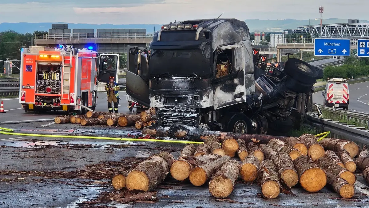 Lastwagen in Flammen: 17.06.2026, Baden-Württemberg, Stuttgart: Einsatzkräfte der Feuerwehr löschen einen Lastwagen auf der A8 Höhe Fasanenhof. Ein mit Holz beladener Lastwagen war auf der Autobahn 8 in Vollbrand geraten. Foto: Andreas Rosar/dpa +++ dpa-Bildfunk +++