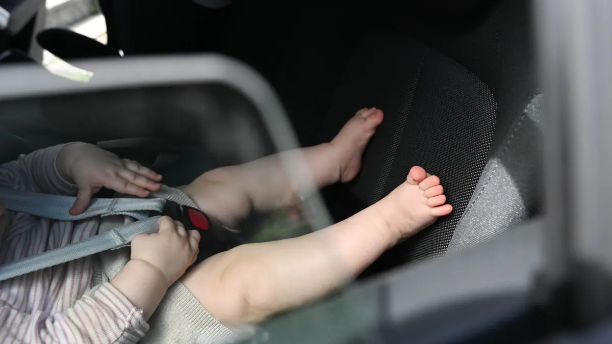 Baby bei Hitze im Auto