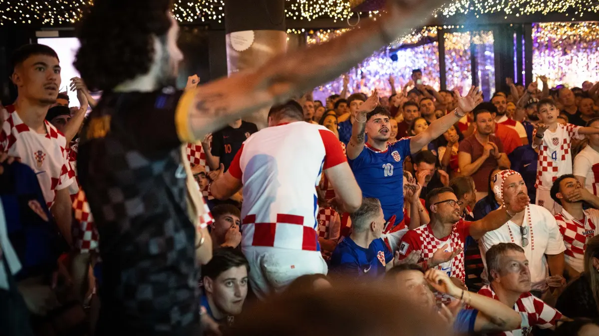Public Viewing: WM Spiel Kroatien gegen England auf der Theo: Stuttgart, Baden-Württemberg, 17.06.2026:
Kroatische Fußballfans schauen in Kneipen auf der Theodor-Heuss-Straße das Vorrundenspiel der Weltmeisterschaft der Herren zwischen Kroatien und England.
Im Bild: Fans vor der Kneipe „Topas“.
Notiz: No model release. Kein Einverständnis für Werbung, keine Weitergabe an Dritte.