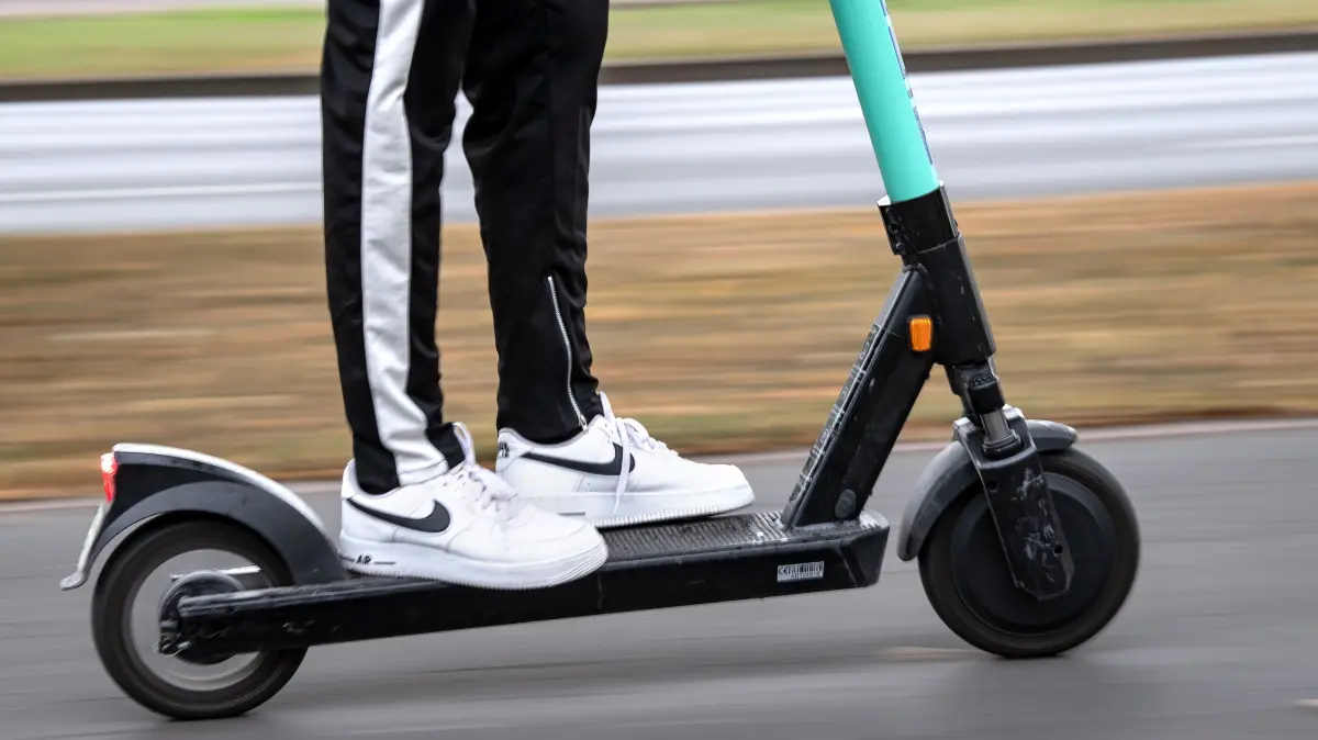 Ein Mann fährt auf einem E-Scooter des Anbieters "Tier" auf einem Radweg. Zweieinhalb Monate nach der Einführung von E-Scootern in Deutschland führen mehrere Städte in Niedersachsen Gespräche mit möglichen Verleihern. +++ dpa-Bildfunk +++