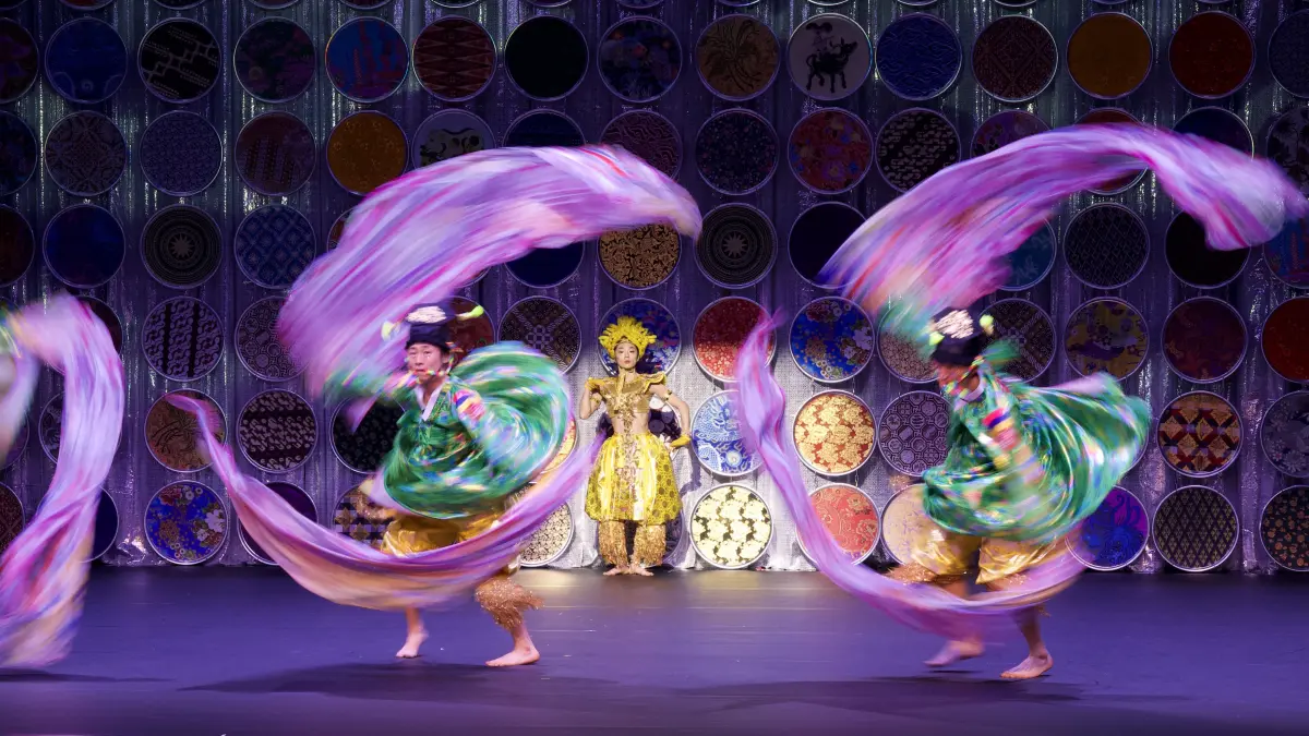 Company Eun-Me Ahn tanzt "Post-Orientalist Express"
