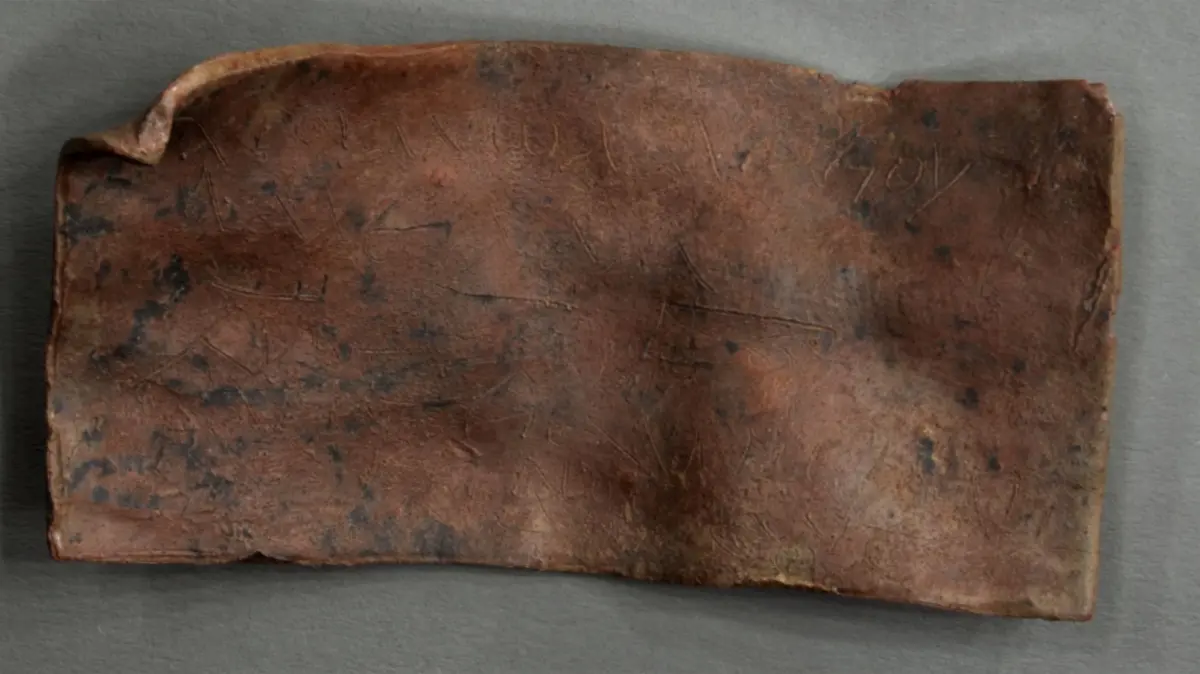 Heerlener Fluchtafel mit einer auf Altgriechisch verfassten Anrufung von Gottheiten und Dämonen im ägyptischen Stil.Copyright: © Elke Fuchs, Institut für Papyrologie, Universität Heidelberg