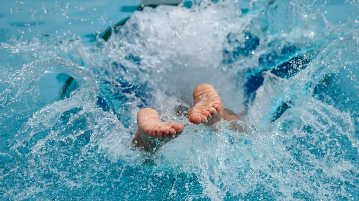 Abkühlung im Freibad in Brandenburg: 18.06.2026, Brandenburg, Forst/Lausitz: Ein Mann springt in einem Freibad ins Wasser. Deutschland steht am Anfang einer mehrtägigen Hitzewelle. Foto: Patrick Pleul/dpa +++ dpa-Bildfunk +++