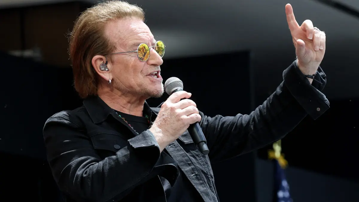 Former Presidents Gather For The Obama Presidential Center Dedication Ceremony: CHICAGO, ILLINOIS - JUNE 18: Bono of U2 performs during the dedication ceremony for the opening of the Barack Obama Presidential Center in John Lewis Plaza on June 18, 2026 in Chicago, Illinois. Barack Obama served as the 44th president of the United States from 2009 to 2017 and was the first African American to hold the office. Win McNamee/Getty Images/AFP (Photo by WIN MCNAMEE / GETTY IMAGES NORTH AMERICA / Getty Images via AFP)
