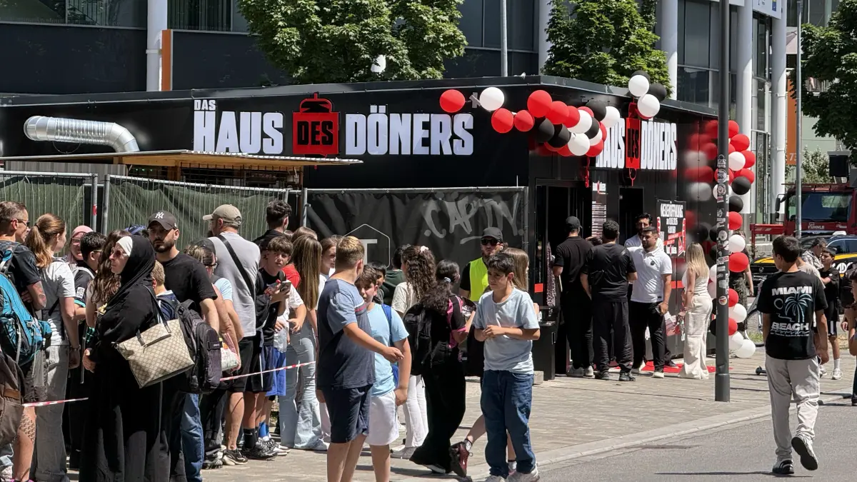 Haus des Döners eröffnet in Bad Cannstatt und alle wollen den Döner für einen Cent.