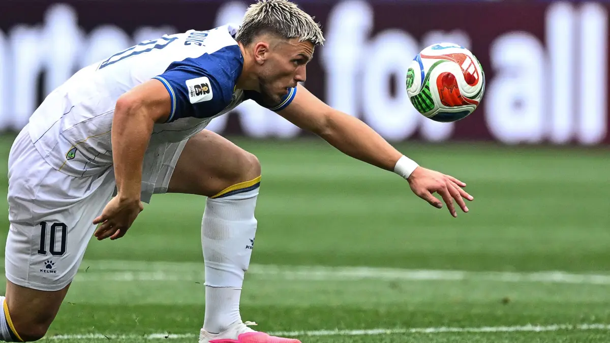 Bosnia-Herzegovina's forward #10 Ermedin Demirovic looks at the ball during the 2026 World Cup Group B football match between Switzerland and Bosnia and Herzegovina at Los Angeles Stadium in Inglewood on June 18, 2026. (Photo by Patrick T. Fallon / AFP)