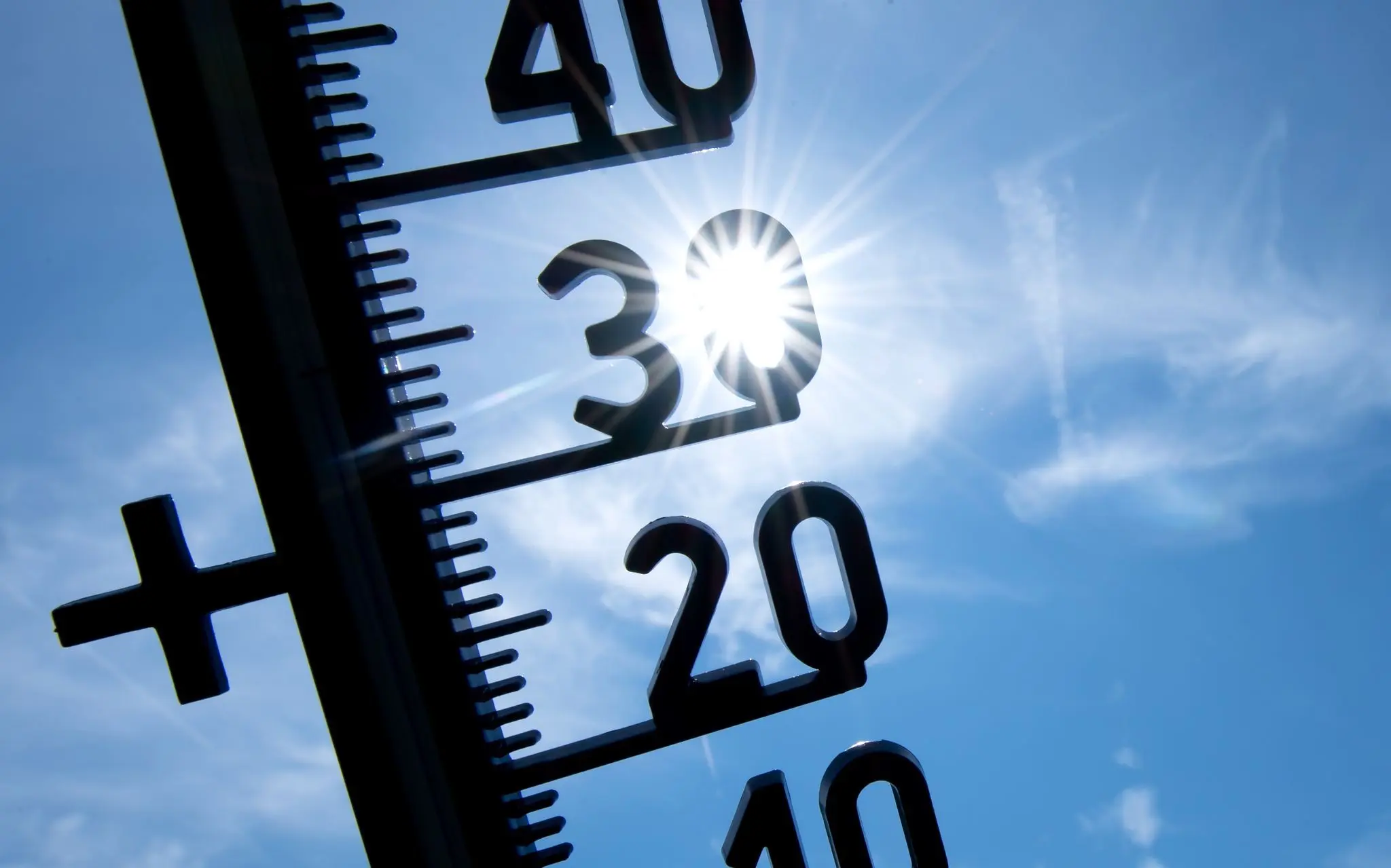Wetter: ARCHIV - 25.07.2019, Bayern, München: Ein Thermometer zeigt Temperaturen über 30 Grad an. (zu dpa: «Heiß, heißer, Kitzingen: Deshalb ist es dort so warm») Foto: Sven Hoppe/dpa +++ dpa-Bildfunk +++