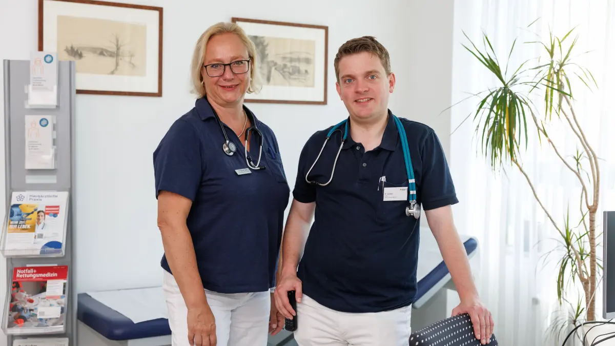 IGZ: Herrenberg, Seit Mai besteht im Haus des ehemaligen Krankenhauses Herrenberg (jetzt: IGZ) eine allgemeinmedizinische und hausärztliche Praxis. Geführt wird die neue Praxis von einer erfahrenen Ärztin und einem jungen Arzt. Die Hausarztpraxis hat - im Gegensatz zu anderen Hauarztpraxen - noch Kapazitäten, Patienten aufzunehmen. Wie ist generell die hausärztliche Versorgung im Kreis BB? Susann Wolf, Kilian Gunkel,