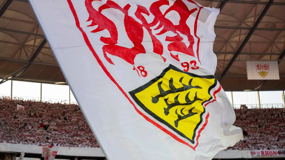 Feature, Symbolbild, VfB Fahne. xettx, Deutschland, Berlin, 23.05.2026, Fussball, DFB-Pokal: FC Bayern Muenchen vs VfB Stuttgart, Saison 2025/2026, Finale, Olympiastadion DFL/DFB REGULATIONS PROHIBIT ANY USE OF PHOTOGRAPHS AS IMAGE SEQUENCES AND/OR QUASI-VIDEO. *** Feature, Symbolic image, VfB flag xettx, Germany, Berlin, 23 05 2026, Football, DFB Cup FC Bayern Muenchen vs VfB Stuttgart, Season 2025 2026, Final, Olympic Stadium DFL DFB REGULATIONS PROHIBIT ANY USE OF PHOTOGRAPHS AS IMAGE SEQUENCES AND OR QUASI VIDEO