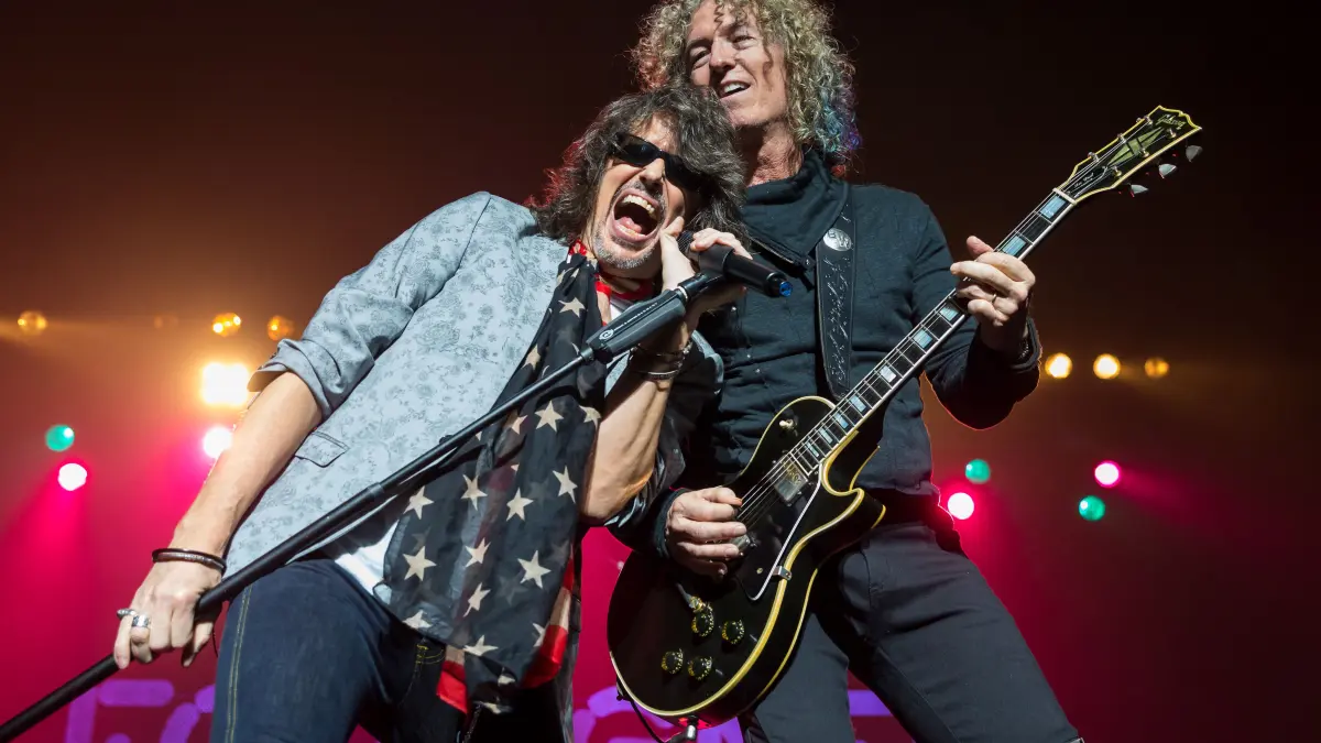Kelly Hansen und Bruce Watson (r) von der US-Band Foreigner treten am Abend des 02.02.2017 in San Antonio (Texas/USA) im Majestic Theatre auf. Die Band tourt im Frühling dieses Jahres auch durch Deutschland, so ist unter anderem am 28.05. im Tempodrom in Berlin ein Konzert geplant. Foto: Ralph Arvesen/ZUMA Wire/dpa +++ dpa-Bildfunk +++