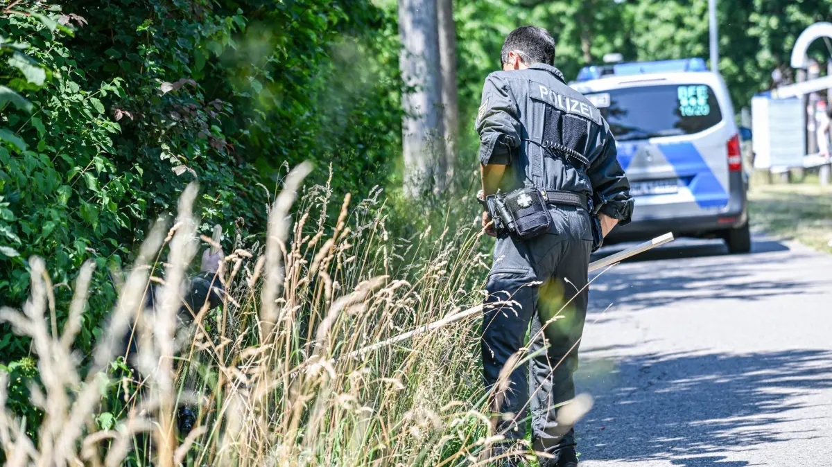 Säugling in Renningen vermisst: 19.06.2026, Baden-Württemberg, Renningen: Einsatzkräfte der Polizei bei der Suche nach einem vermissten Kleinkind im Einsatz. Foto: Jason Tschepljakow/dpa +++ dpa-Bildfunk +++