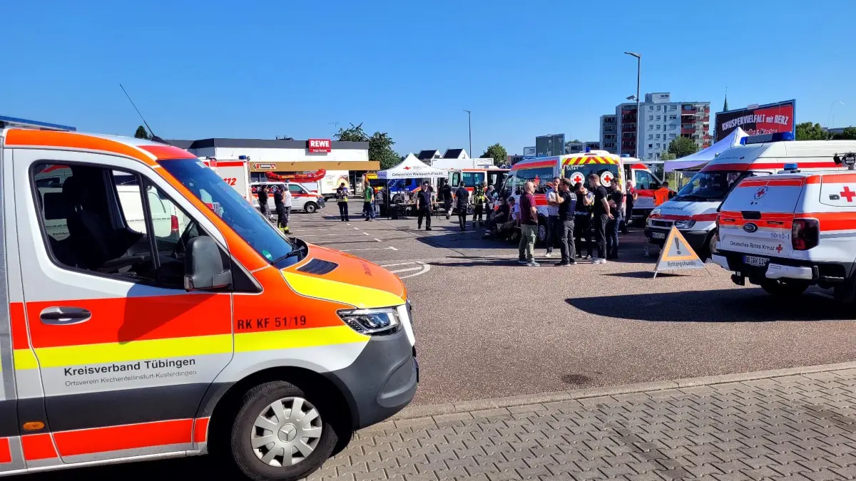 Mehr als 20 Einsatzfahrzeuge sind auf dem Rewe-Parkplatz in Renningen.