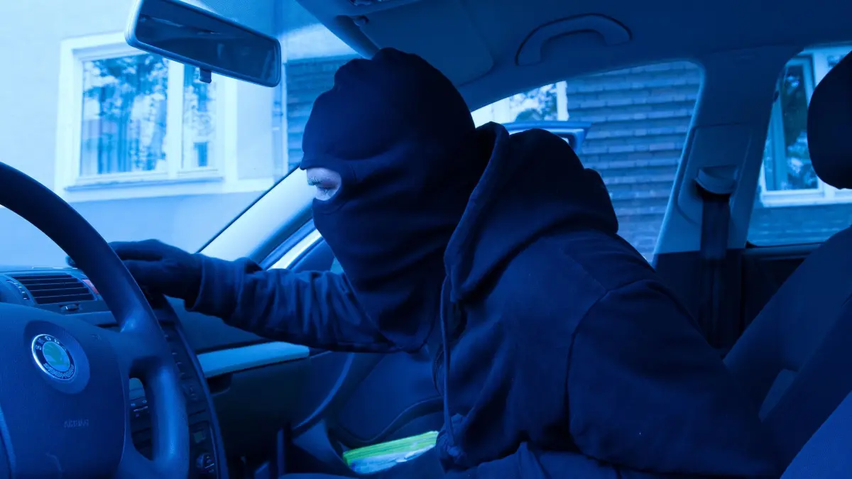 Ein Autodieb in einem Auto: ARCHIV - Profi am Werk: So deutlich dürfte man es in der Regel nicht mitbekommen, wenn jemand ein Auto klaut. Doch Ehrlichkeit wird auch vom geschädigten Besitzer erwartet. (zu dpa: «Autodiebstahl: Kein Geld vom Versicherer nach Falschangabe») Foto: Kai Remmers/dpa-mag - Honorarfrei nur für Bezieher des Dienstes dpa-Magazin +++ dpa-Magazin +++