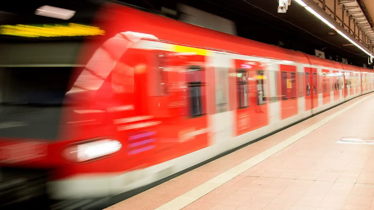 ARCHIV - 15.10.2014, Baden-Württemberg, Stuttgart: Eine S-Bahn fährt am Hautbahnhof ein. (zu dpa «Reparaturen an Weichen der S-Bahn - Zugverkehr eingeschränkt») Foto: picture alliance / dpa +++ dpa-Bildfunk +++