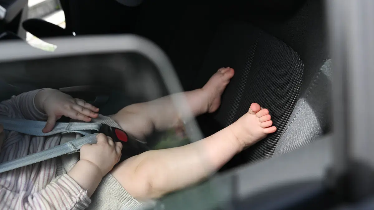 Baby liegt in einer Babyschale im Auto: ARCHIV - Nein, Fenster einen Spalt weit öffnen reicht nicht: Hitze kann für kleine Kinder im Auto lebensgefährlich sein. (zu dpa: «Hitzefalle Auto: So helfen Sie eingeschlossenen Kindern») Foto: Bernd Weißbrod/dpa/dpa-mag - Honorarfrei nur für Bezieher des Dienstes dpa-Magazin +++ dpa-Magazin +++