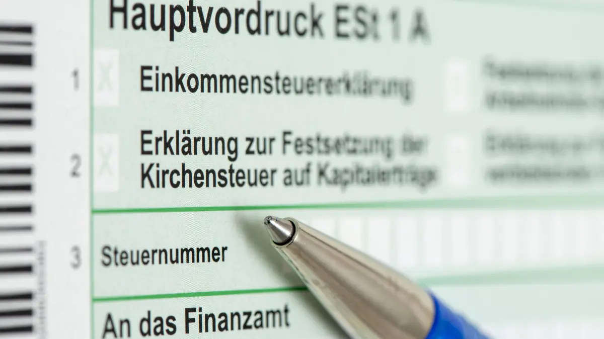 Steuererklärung und Steuerbescheid vom Finanzamt Steuererklärung und Steuerbescheid vom Finanzamt als Symbolbild für notwendige Steuern und Steuerreformen.