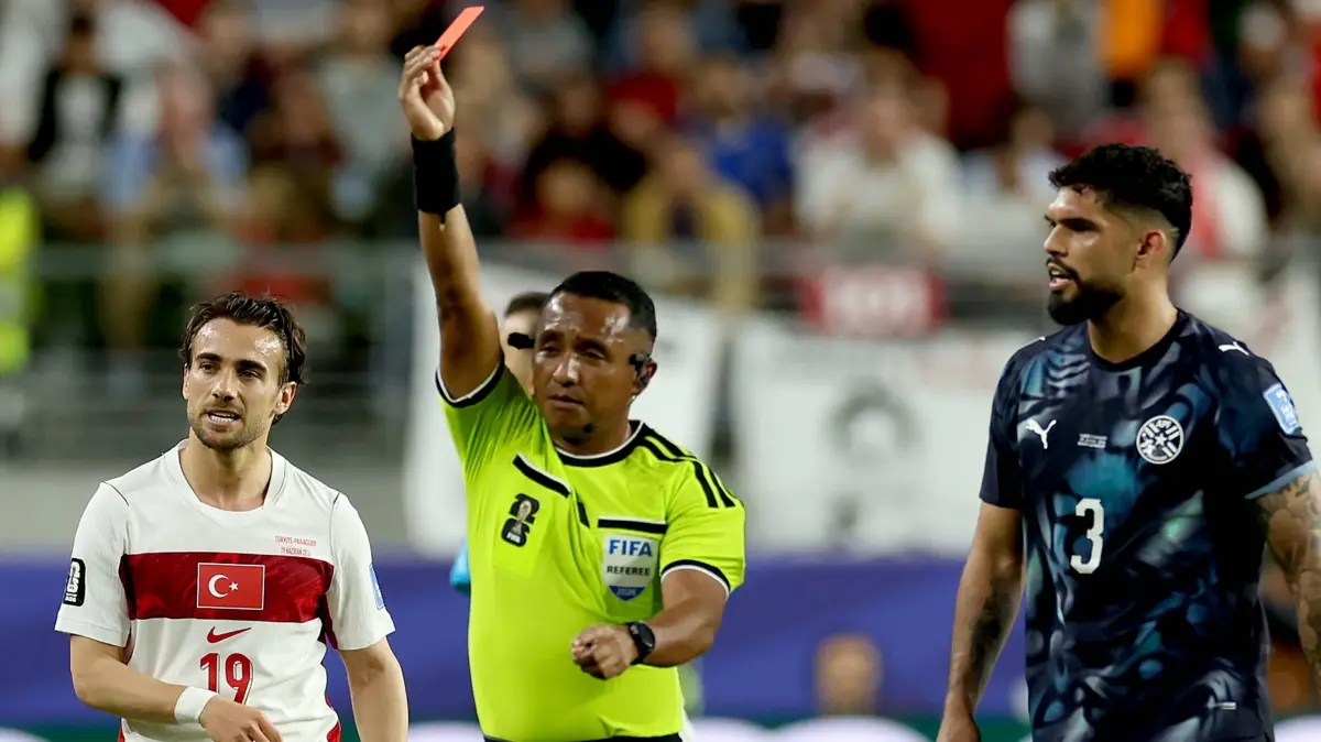 FIFA World Cup 2026 - Group D - Turkey vs Paraguay: FIFA World Cup, WM, Weltmeisterschaft, Fussball 2026 - Group D - Turkey vs Paraguay Referee Ivan Arcides Barton Cisneros shows a red card to Miguel Almiron of Paraguay not in picture during the FIFA World Cup 2026 group stage match Turkey against Paraguay, in San Francisco, USA, 19 June 2026. SAN FRANCISCO United States PUBLICATIONxINxGERxAUTxINDxONLY Copyright: xBENJAMINxFANJOYx