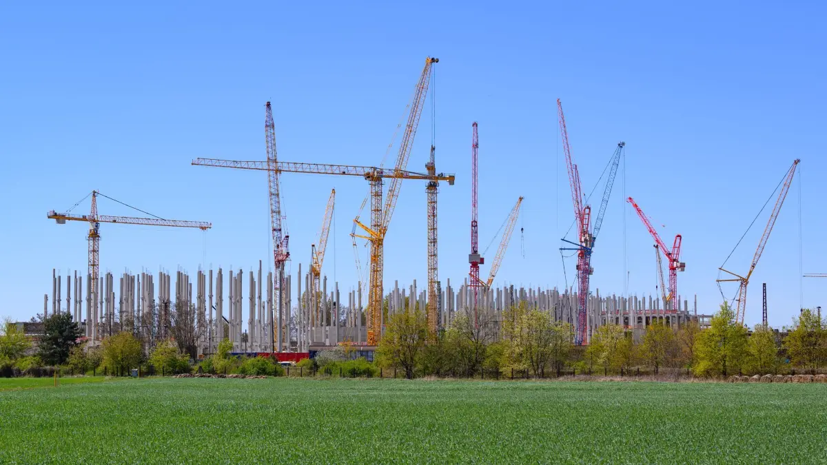 Rechenzentrum der Schwarz-Gruppe: ARCHIV - 29.04.2026, Brandenburg, Lübbenau: Mehrere Kräne stehen auf der großen Baustelle für ein Rechenzentrum der Schwarz-Gruppe. Die Mehrheit der Menschen in Deutschland befürwortet nach einer repräsentativen Umfrage den Bau von neuen Rechenzentren. (zu dpa: «Mehrheit will Rechenzentren, fordert aber grüne Lösungen») Foto: Patrick Pleul/dpa +++ dpa-Bildfunk +++