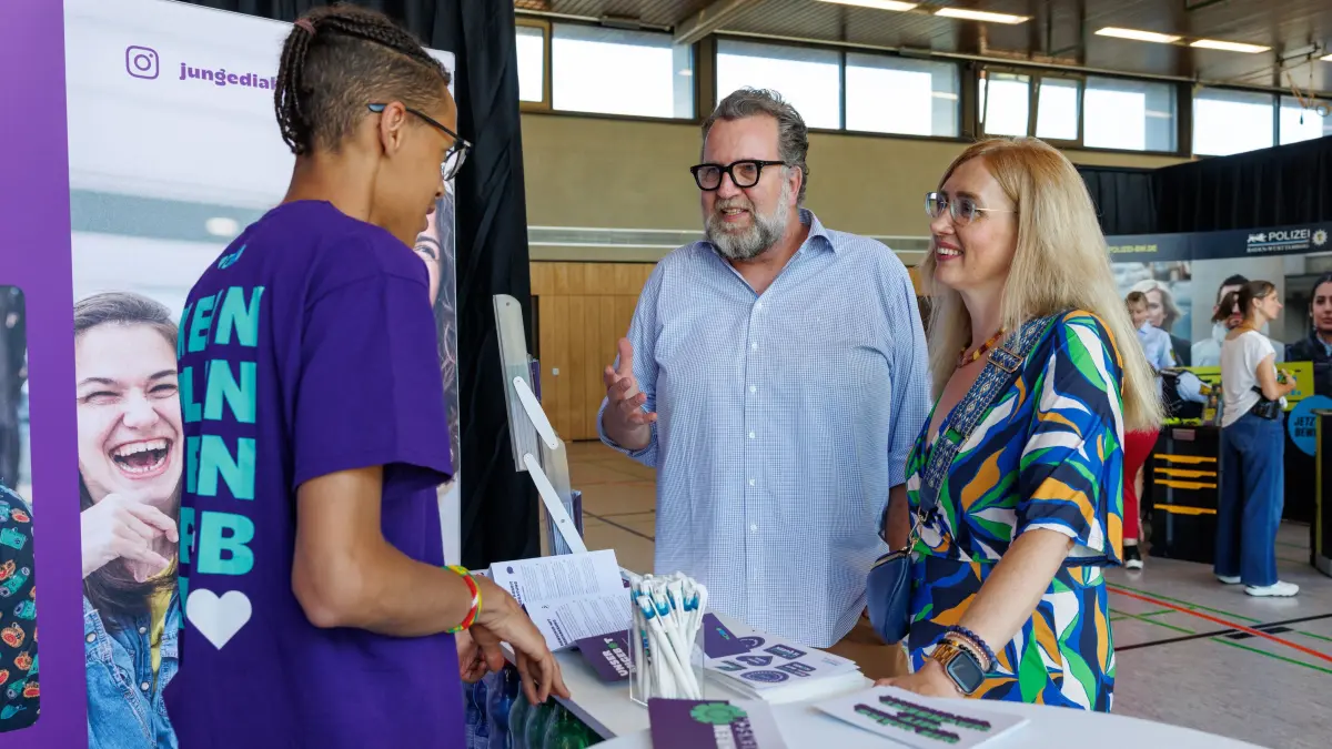 Job Summit Aidlingen: Aidlingen, Sonnenberghalle: Job Summit findet erstmals in Aidlingen statt (weil Halle in Stammheim umgebaut wird). Veranstalter Michael Kunert ist selbst Aidlinger und ein interessanter Mensch. Michael Kunert und Helena Österle beim Stand der Diakonie.