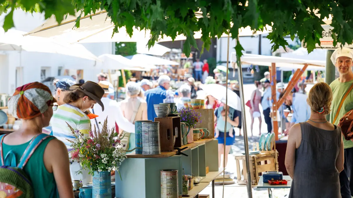 Töpfermarkt Darmsheim: Darmsheim, Er gehört zu den beliebtesten Märkten in der Region: Der Darmsheimer Töpfermarkt im Ortskern zeigt solides Handwerk genauso wie Skurrilitäten und spezielle Typen. Läuft auch Sonntag.