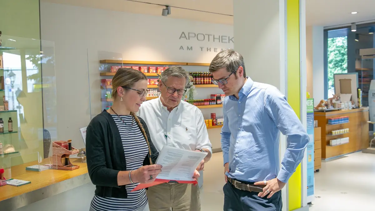 foto: Roberto Bulgrin
20. 06. 2026
Esslingen, Apotheke am Theater, Wie wollen Apotheker und die städtische Wirtschaftsfoerderung eine verlässliche Medikamentenversorgung gewahrleisten und was kann die Stadt tun? mit Christine Clement- Wiegand, Christoph Muehlschlegel, und Bjoern Schittenhelms