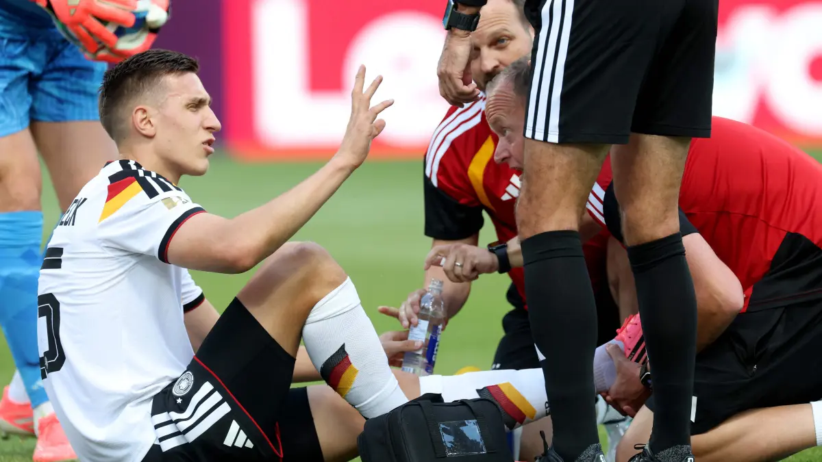 Germany v Cote D'Ivoire: Group E - FIFA World Cup 2026: ORONTO, ONTARIO - JUNE 20: Nico Schlotterbeck #15 of Germany receives medical attention during the FIFA World Cup 2026 Group E match between Germany and Cote D'Ivoire at Toronto Stadium on June 20, 2026 in Toronto, Ontario. Alexander Hassenstein/Getty Images/AFP (Photo by ALEXANDER HASSENSTEIN / GETTY IMAGES NORTH AMERICA / Getty Images via AFP)