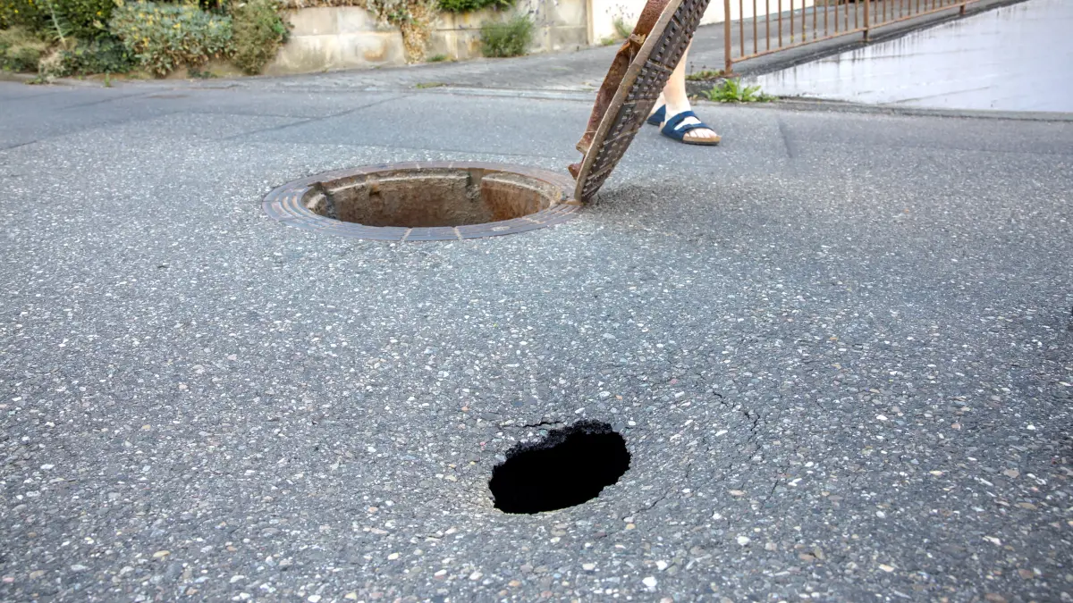 Mehrere Meter großer Hohlraum unter Straße, Bus brach durch, In den Hofäckern, Leutenbach-Weiler zum Stein, 20.06.2026.