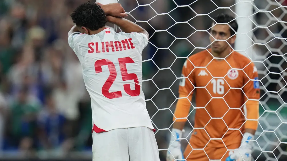 WM 2026 - Tunesien - Japan: 20.06.2026, Mexiko, Guadalupe: Fußball, Männer: WM, Vorrunde, Gruppe F, 2. Spieltag, Tunesien - Japan in Guadalupe bei Monterrey. Der Tunesier Anis Slimane (l) reagiert, nachdem der Japaner Ayase Ueda das Tor zum 0:4 erzielt hat. Foto: Dolores Ochoa/AP/dpa +++ dpa-Bildfunk +++