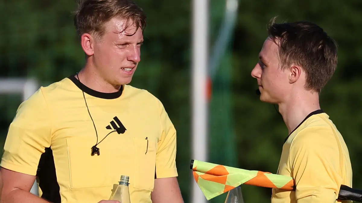 Fußball, Relegation DJK Ludwigsburg vs. FV Ingersheim: BAU // Asperg, Fußball, Relegation zur Kreisliga A in Asperg: DJK Ludwigsburg vs. FV Ingersheim, Feature, die Schiedsrichter machen eine Trinkpause, Schiedsrichter Christian Krapf (Mitte)
