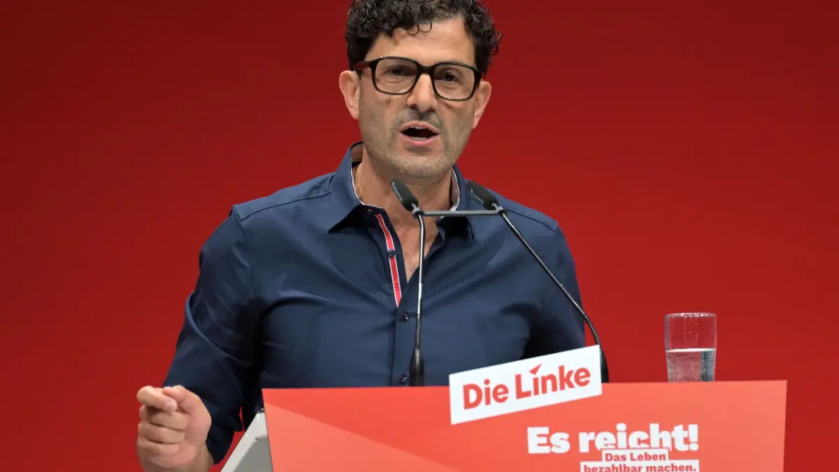 10. Bundesparteitag der Linken: 21.06.2026, Brandenburg, Potsdam: Luigi Pantisano, Vorsitzender der Partei Die Linke, bei seiner Antrittsrede während des Bundesparteitages der Linken in die Metropolis Halle. Schwerpunkte des dreitägigen Parteitages sind die Wahl des Parteivorstandes und die inhaltliche politisch aktuelle Debatte. (zu dpa: «Linke nennt Verteidigungspolitik von Merz «Wahnsinn»») Foto: Michael Bahlo/dpa +++ dpa-Bildfunk +++