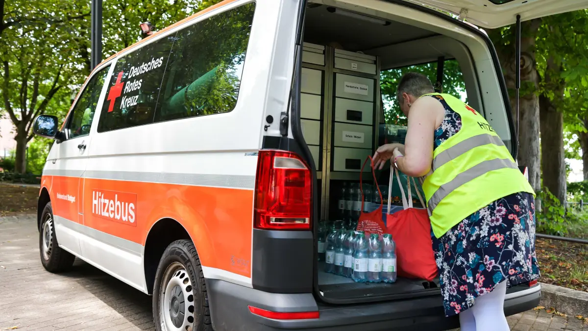 DRK, Hitzebus: Stuttgart, Gluthitze in Stuttgart: Unterwegs mit dem Hitzebus des DRK.
Im Bild: Ralf Berger, Stefanie Hauke(kurze Haare), Carolin Götz(rotes Bändchen)