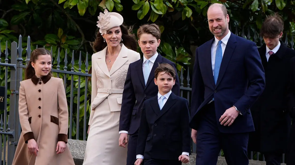 Kate (2.v.l), Princess of Wales, und Prinz William (r), Prince of Wales, kommen mit ihren Kindern, Prinz George (3.v.l.), Prinzessin Charlotte (l) und Prinz Louis (2.v.r.), zusammen mit anderen Mitgliedern der königlichen Familie zum Ostergottesdienst in der St. George's Chapel, Windsor Castle.