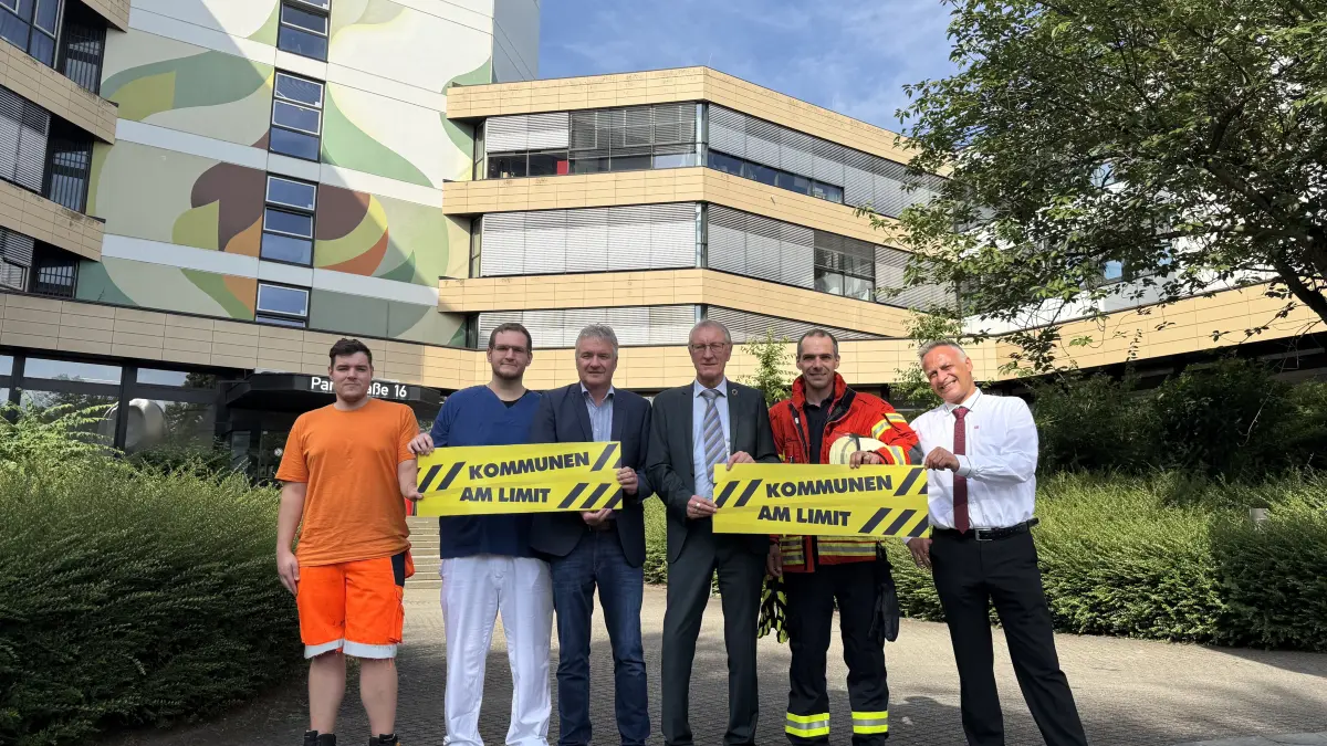 Sie Landrat Roland Bernhard (3. von rechts) und den Vorsitzenden des Kreisverbands Böblingen im Gemeindetag Bernd Dürr als Vertreter der Bürgermeisterinnen und Bürgermeister (3. von links) mit beispielhaften Vertretern von Pflegekräften im Krankenhaus, Müllabfuhr, Busverkehr und Feuerwehrwesen.
