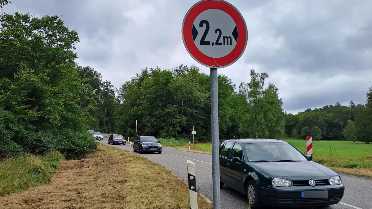 Beschränkung für Fahrzeuge mir bis zu 2,20 Metern Breite an der Bergheimer Steige zwischen Weilimdorf und Schloss Solitude