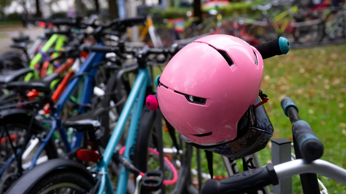 Ein Fahrradhelm sollte immer dabei sein, das gilt für Kinder und Erwachsene. Beim Mobilitätstag geht es zwar rund ums Velo, doch es gibt noch weitere Themenfelder. (Symbolbild)