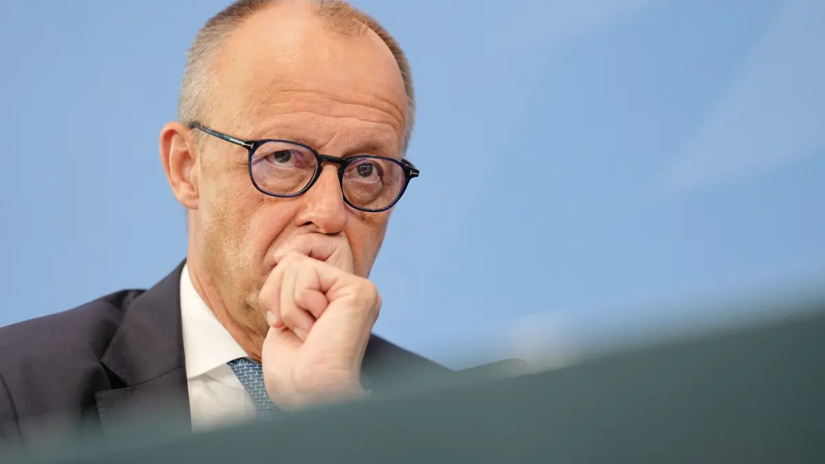 Rentenkommission legt Bericht vor: 23.06.2026, Berlin: Bundeskanzler Friedrich Merz (CDU) gibt zum Bericht der Alterssicherungskommission über umfassende Schritte als Grundlage für eine Rentenreform der schwarz-roten Bundesregierung eine Pressekonferenz. (zu dpa: «Merz und Bas: Rentenvorschläge komplett und zügig umsetzen») Foto: Kay Nietfeld/dpa +++ dpa-Bildfunk +++