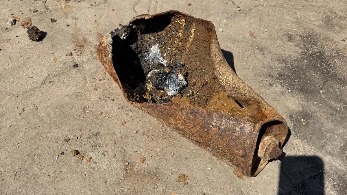 Der beschädigte Sprengkörper aus Fellbach-Schmiden: Reste der Phosphorladung reagierten nach dem Freilegen mit Sauerstoff und begannen zu qualmen.