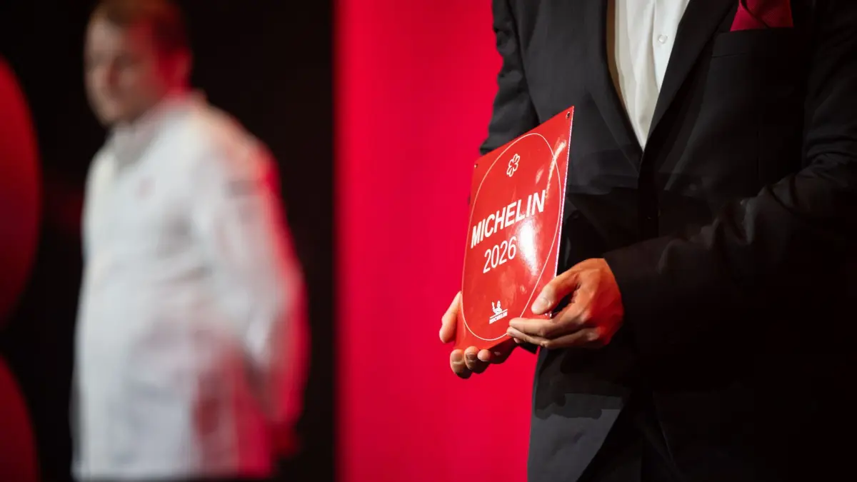 Guide-Michelin-Sterneverleihung 2026: 23.06.2026, Hessen, Frankfurt/M.: Ein Mitarbeiter hält ein 1-Sterne Michelin Schild in den Händen.
Mit den Guide-Michelin-Sternen werden jährlich die besten Restaurants Deutschlands ausgezeichnet. Foto: Hannes P. Albert/dpa +++ dpa-Bildfunk +++