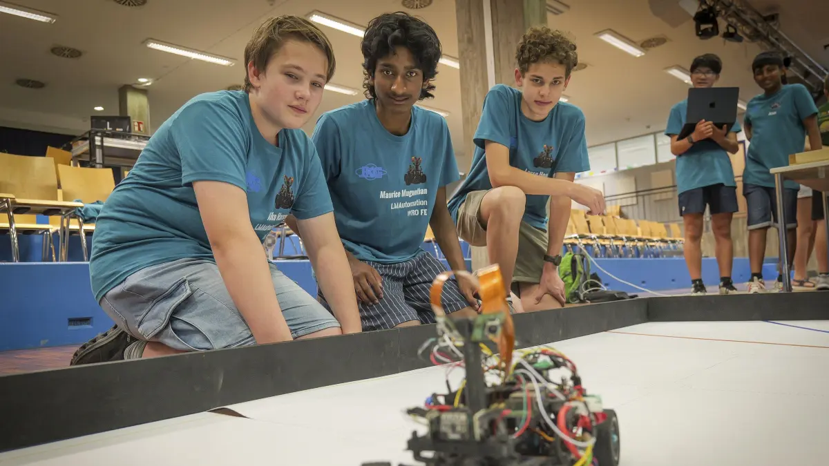Roboter: Leonberg - Schüler beim Deutschlandfinale der World Robot Olympiad: Die Robotic AG vom JKG Leonberg stellt ihre Projekte auf dem Gebiet der Robotik vor. Im Bild: Aiko Hansen, Maurice Mugunthun , Lasse Hoops