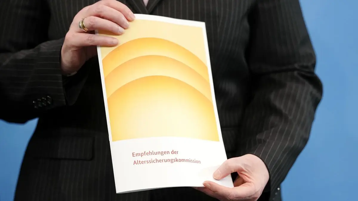 Bärbel Bas (SPD), Bundesministerin für Arbeit und Soziales und SPD-Parteivorsitzende, hält den Bericht der Alterssicherungskommission über umfassende Schritte als Grundlage für eine Rentenreform in den Händen.
